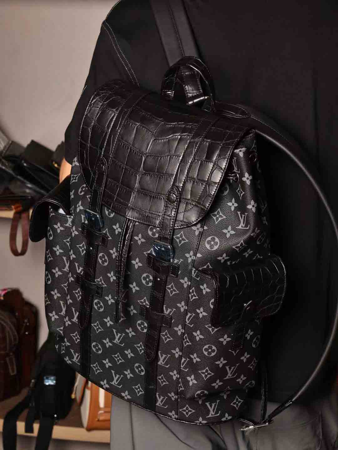 老花皮拼黑色美洲鳄双肩包