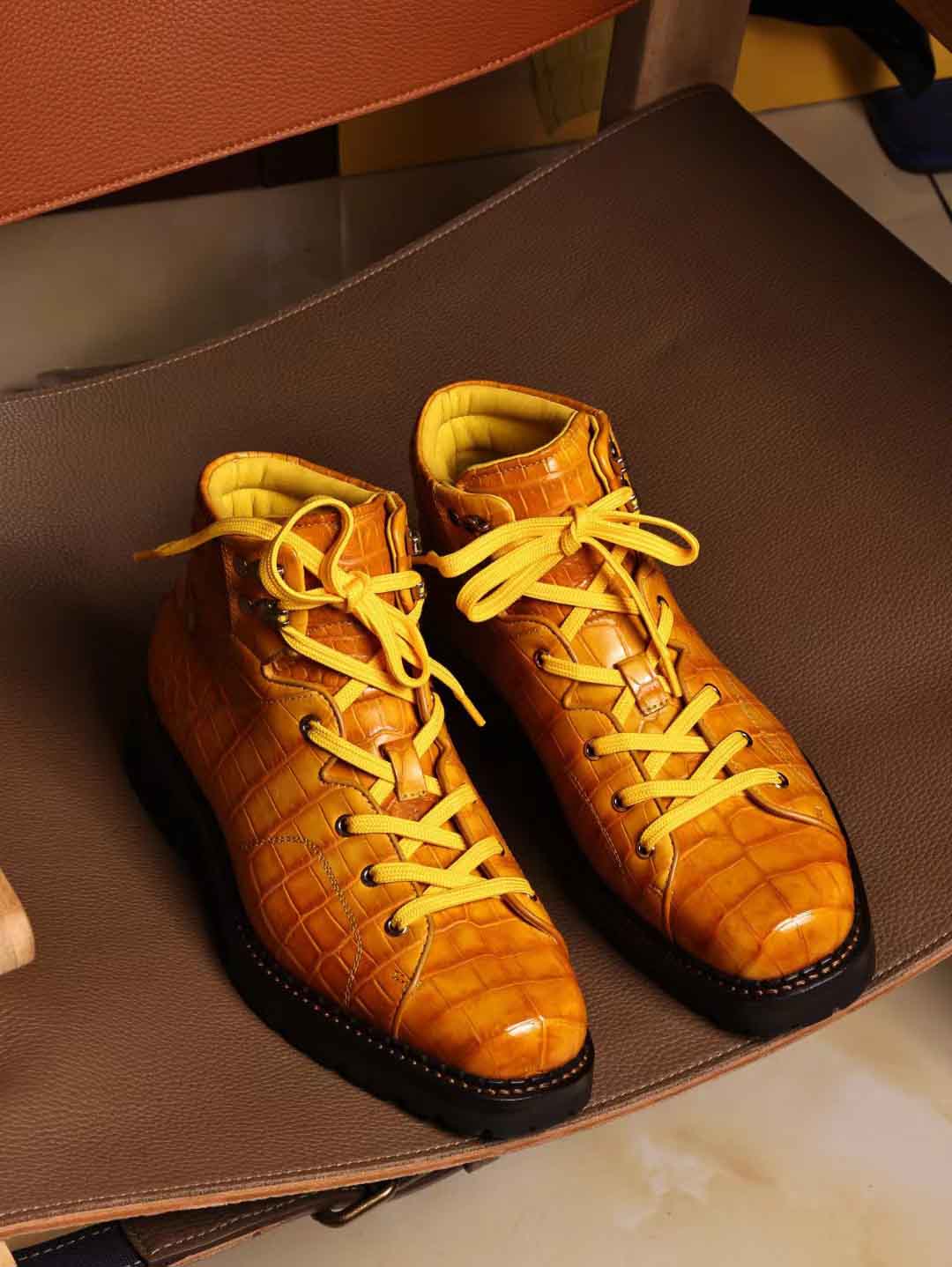 琥珀黄擦色鳄鱼皮短款马丁靴，客订出。
