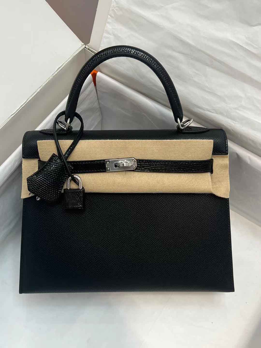 黑色单肩金银扣包